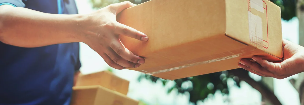 Paketübergabe im Freien